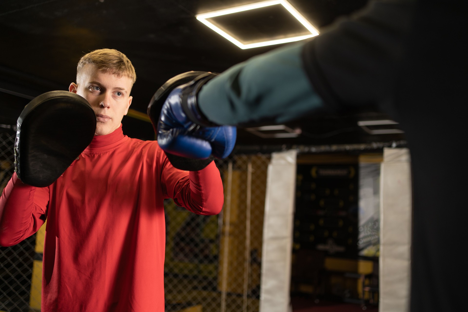 Dos jóvenes boxeadores entrenando en el gimnasio. Boxeo y estilo de vida saludable